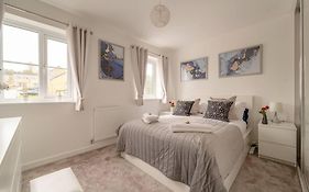 Stylish 3 Bed, 3 Bath, Garden & Drive For 2 Cars